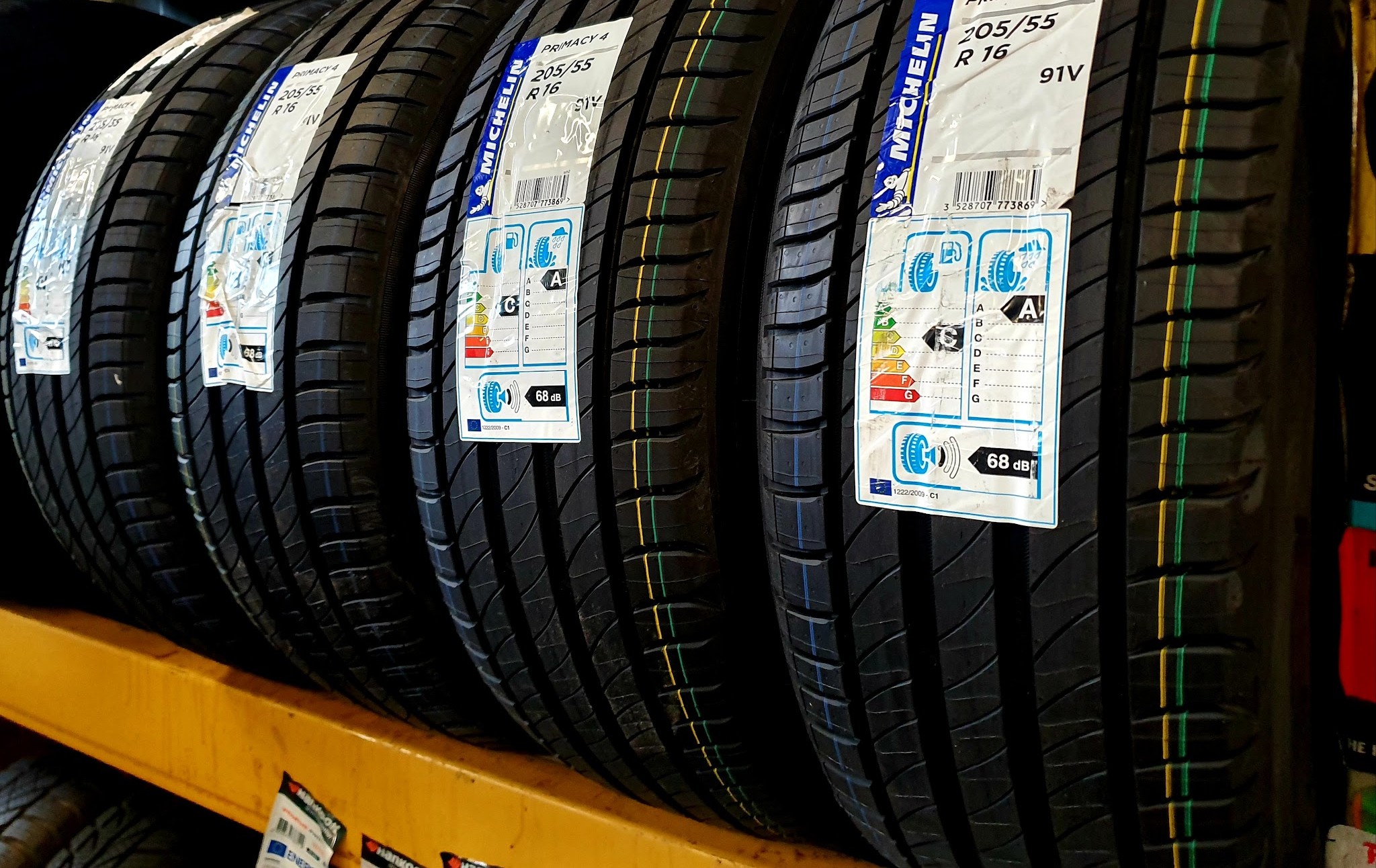 Michelin-banden met label op het gele rek